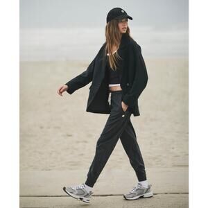 Vuori women’s charcoal heather performance joggers size XS